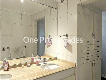 Casa en Venta en Casa en Venta en Condominio No Perimetral 5D4B mas Estar y Servicios en Lo Barnechea One Propiedades