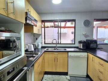 Casa en Venta en Casa en Venta en Condominio No Perimetral 5D4B mas Estar y Servicios en Lo Barnechea One Propiedades