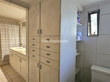 Casa en Venta en Casa en Venta en Condominio No Perimetral 5D4B mas Estar y Servicios en Lo Barnechea One Propiedades