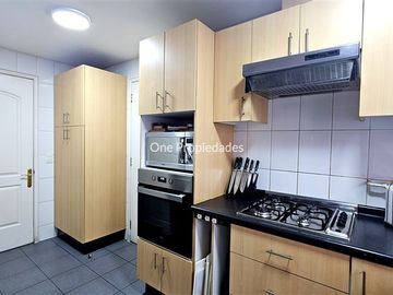 Casa en Venta en Casa en Venta en Condominio No Perimetral 5D4B mas Estar y Servicios en Lo Barnechea One Propiedades