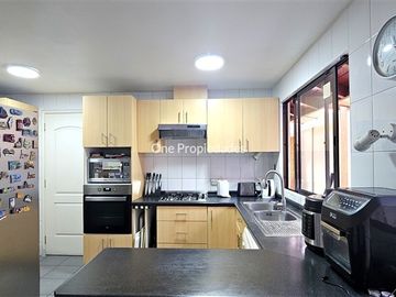 Casa en Venta en Casa en Venta en Condominio No Perimetral 5D4B mas Estar y Servicios en Lo Barnechea One Propiedades
