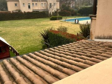 CASA  3 AMB. VENTA CON GALERIA PARRILLA Y PISCINA