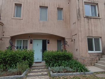 CASA  3 AMB. VENTA CON GALERIA PARRILLA Y PISCINA