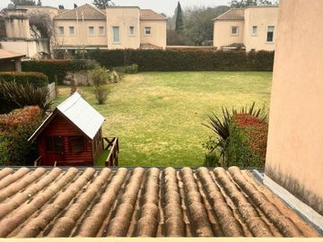 CASA  3 AMB. VENTA CON GALERIA PARRILLA Y PISCINA