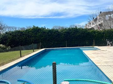 CASA  3 AMB. VENTA CON GALERIA PARRILLA Y PISCINA