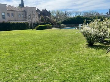 CASA  3 AMB. VENTA CON GALERIA PARRILLA Y PISCINA