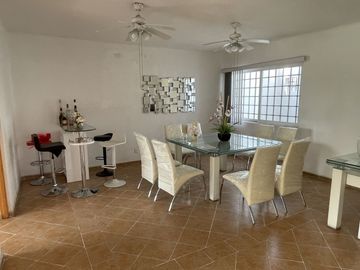 Casa Estilo Contemporáneo con seguridad 24/7 y excelentes espacios