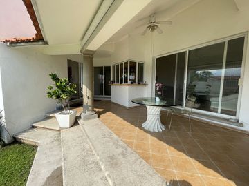 Casa Estilo Contemporáneo con seguridad 24/7 y excelentes espacios