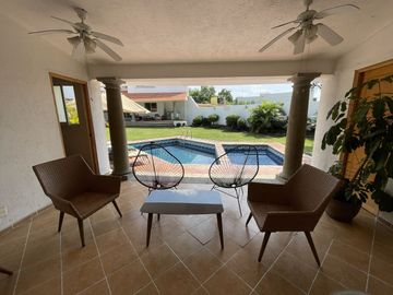 Casa Estilo Contemporáneo con seguridad 24/7 y excelentes espacios