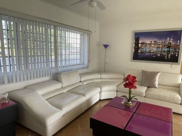 Casa Estilo Contemporáneo con seguridad 24/7 y excelentes espacios