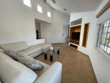 Casa Estilo Contemporáneo con seguridad 24/7 y excelentes espacios