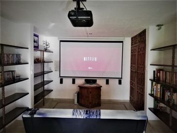 Venta de Casa en Zona Dorada con Espectacular Jardín