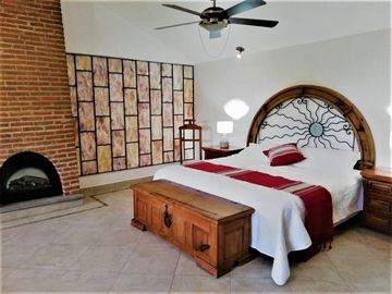Venta de Casa en Zona Dorada con Espectacular Jardín
