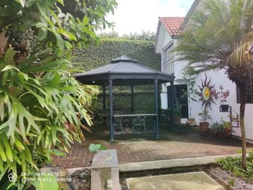 Venta de Casa en Zona Dorada con Espectacular Jardín