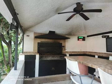 Venta de Casa en Zona Dorada con Espectacular Jardín
