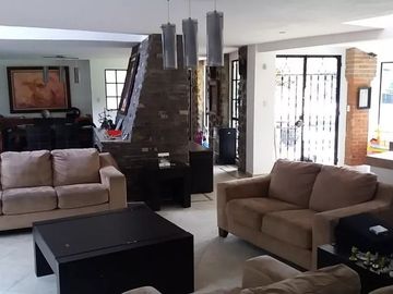 Venta de Casa en Zona Dorada con Espectacular Jardín