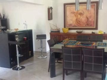 Venta de Casa en Zona Dorada con Espectacular Jardín