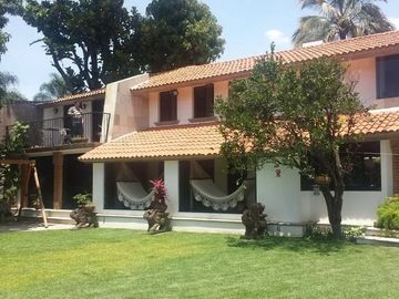 Venta de Casa en Zona Dorada con Espectacular Jardín