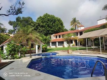 Venta de Casa en Zona Dorada con Espectacular Jardín