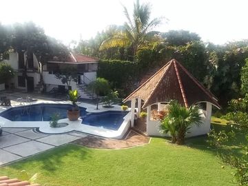 Venta de Casa en Zona Dorada con Espectacular Jardín