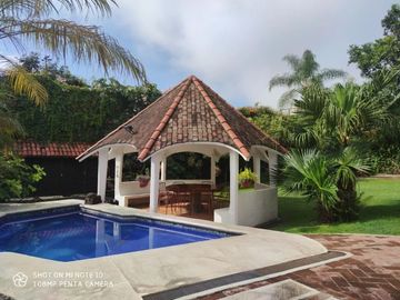 Venta de Casa en Zona Dorada con Espectacular Jardín