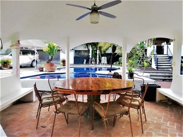 Venta de Casa en Zona Dorada con Espectacular Jardín