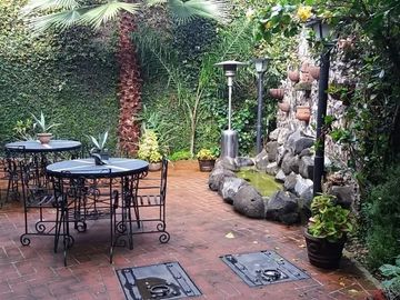 Venta de Casa en Zona Dorada con Espectacular Jardín