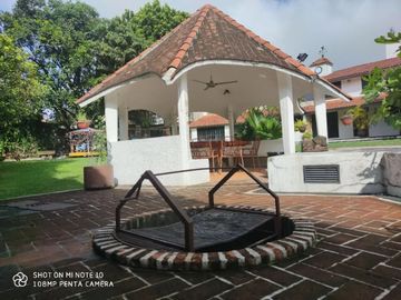 Venta de Casa en Zona Dorada con Espectacular Jardín