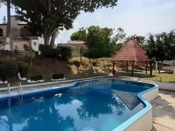HERMOSA CASA CON ALBERCA Y AMPLIO JARDIN  EN VENTA - (3)
