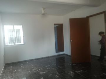 Edificio con dos departamentos y un local comercial en planta baja. En venta - (3)