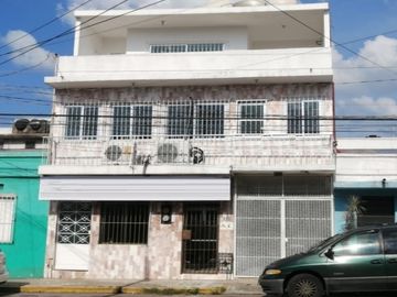 Edificio con dos departamentos y un local comercial en planta baja. En venta - (3)