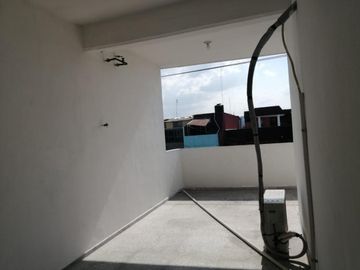 Edificio con dos departamentos y un local comercial en planta baja. En venta - (3)