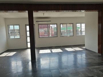 Edificio con dos departamentos y un local comercial en planta baja. En venta - (3)