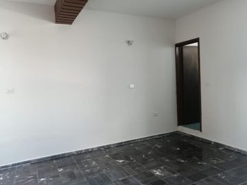 Edificio con dos departamentos y un local comercial en planta baja. En venta - (3)