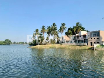 CASA EN VENTA CON VISTA A LA LAGUNA - (3)