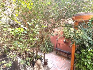 UF 5.150 Depto CON JARDÍN PRIVADO! En primer piso  1D+2B. Barrio Lastarria