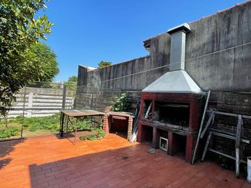 Casa en venta con 3 viviendas, cochera para 4 autos, jardín y quincho con parrilla - Wilde
