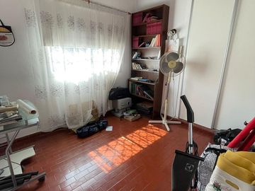 Casa en venta con 3 viviendas, cochera para 4 autos, jardín y quincho con parrilla - Wilde