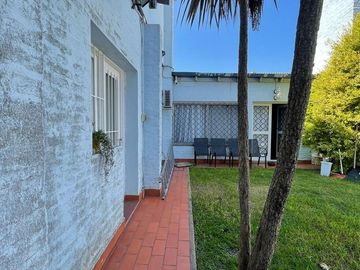 Casa en venta con 3 viviendas, cochera para 4 autos, jardín y quincho con parrilla - Wilde