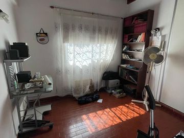 Casa en venta con 3 viviendas, cochera para 4 autos, jardín y quincho con parrilla - Wilde