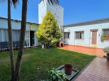 Casa en venta con 3 viviendas, cochera para 4 autos, jardín y quincho con parrilla - Wilde