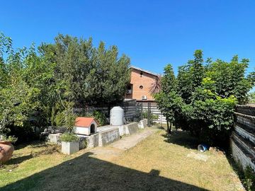 Casa en venta con 3 viviendas, cochera para 4 autos, jardín y quincho con parrilla - Wilde