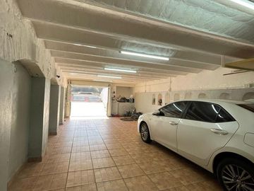 Casa en venta con 3 viviendas, cochera para 4 autos, jardín y quincho con parrilla - Wilde