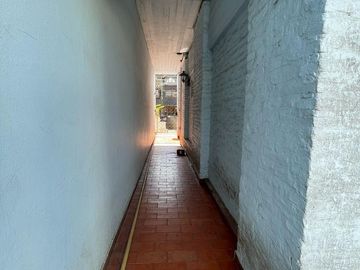 Casa en venta con 3 viviendas, cochera para 4 autos, jardín y quincho con parrilla - Wilde