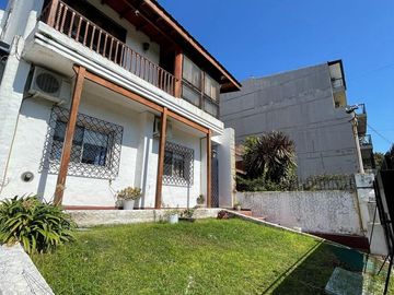 Casa en venta con 3 viviendas, cochera para 4 autos, jardín y quincho con parrilla - Wilde