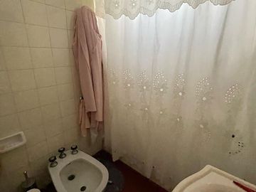 Casa en venta con 3 viviendas, cochera para 4 autos, jardín y quincho con parrilla - Wilde