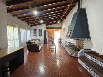 Casa en venta con 3 viviendas, cochera para 4 autos, jardín y quincho con parrilla - Wilde
