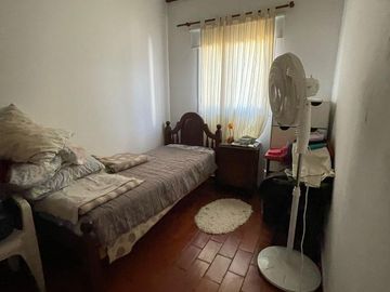 Casa en venta con 3 viviendas, cochera para 4 autos, jardín y quincho con parrilla - Wilde