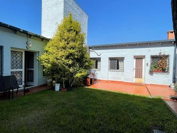 Casa en venta con 3 viviendas, cochera para 4 autos, jardín y quincho con parrilla - Wilde