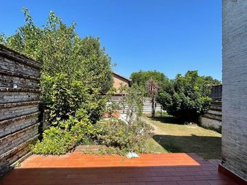 Casa en venta con 3 viviendas, cochera para 4 autos, jardín y quincho con parrilla - Wilde